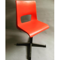 Vintage knalrood Eromes schoolstoeltje, zithoogte 32 cm.